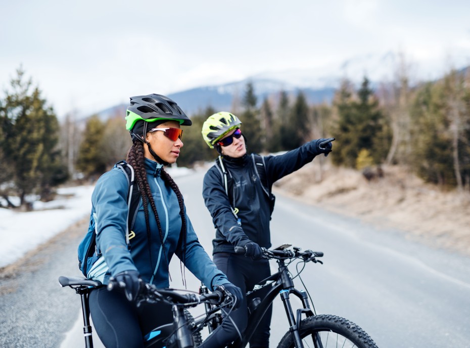 Zwei Radfahrerinnen mit Sportbrillen